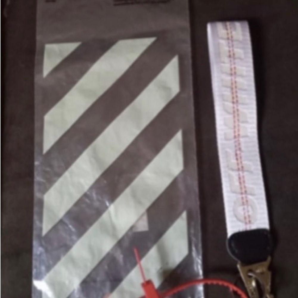Off-White Key chain w Tag NWT w Bag no Box - Picture 3 of 9